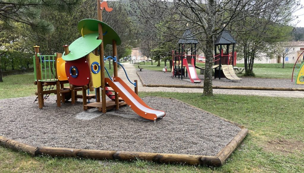 Aire de jeux Montbrun-les-bains Drôme 26