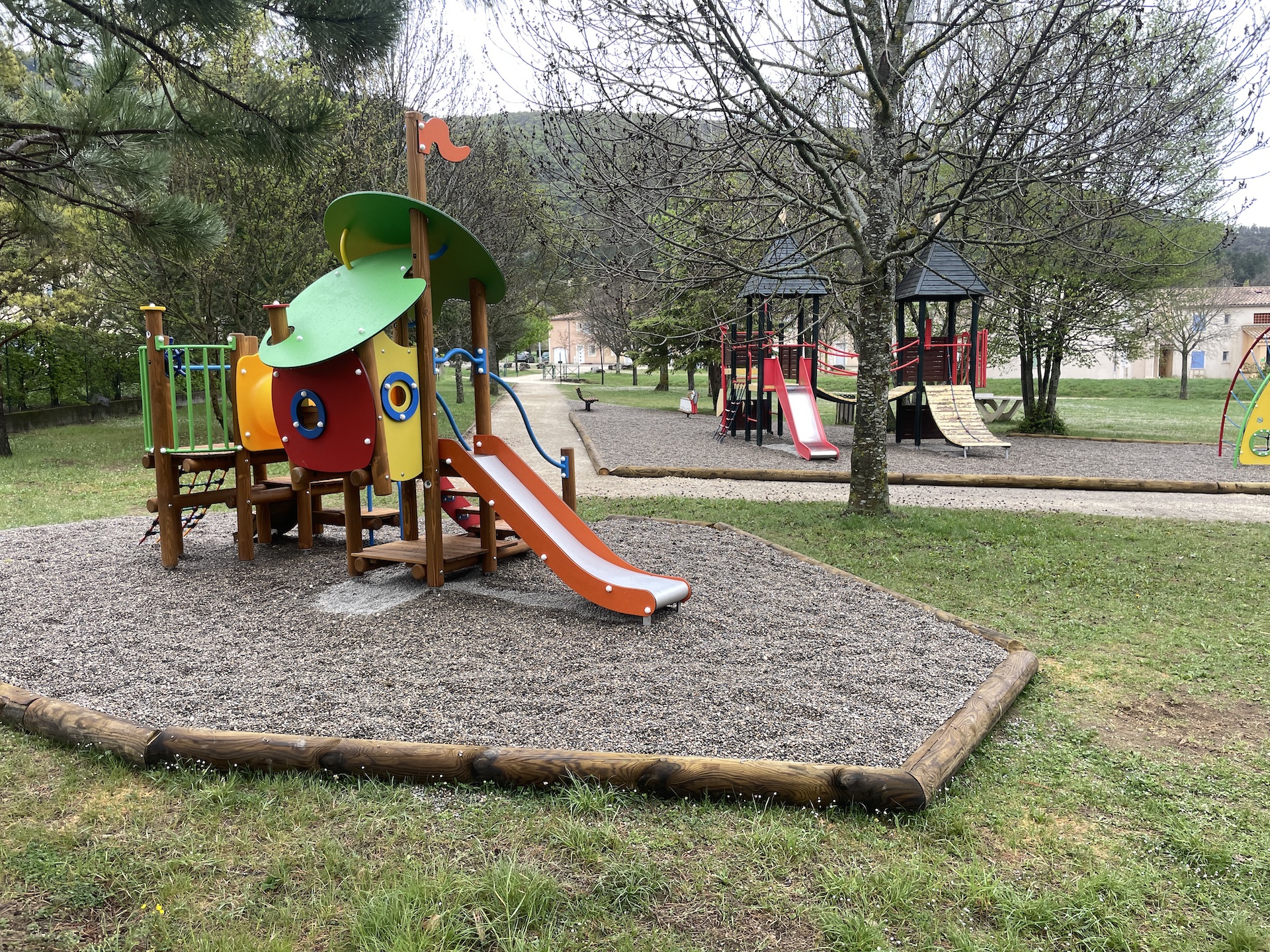 Aire de jeux Montbrun-les-bains Drôme 26