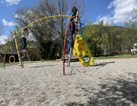 Aire de jeux Montbrun-les-bains drome vaucluse