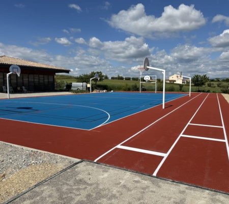 plateau sportif, revêtement sportif coulé en place, revêtement EPDM drôme, vaucluse, ardèche, bouches-du-rhône, gard