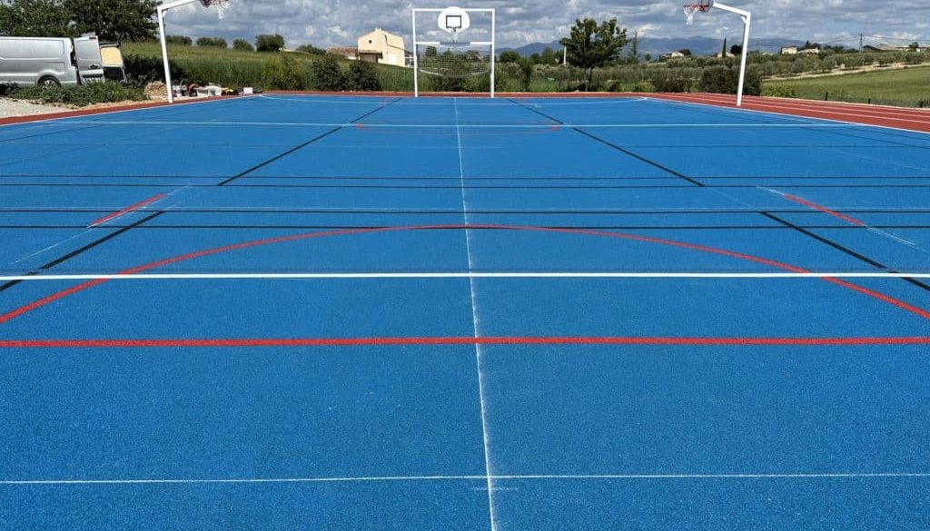 plateau sportif, revêtement sportif coulé en place, revêtement EPDM drôme, vaucluse, ardèche, bouches-du-rhône, gard