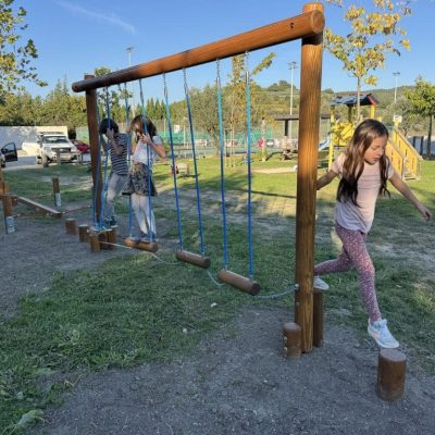 Structure de motricité en bois – parcours d’équilibre pour enfants à Villedieu – PLAYTIL