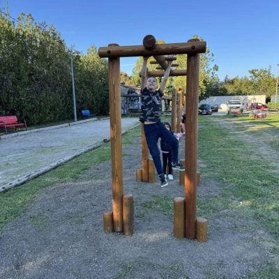 Atelier de suspension / barres de singe en bois, intégré au parcours.