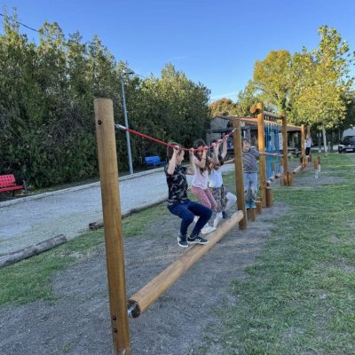 Corde d’équilibre et poutre en bois – équipement ludique extérieur Villedieu – PLAYTIL