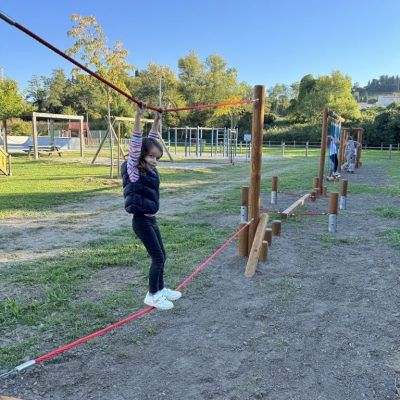 Enfants utilisant un parcours d’équilibre en bois installé par PLAYTIL à Villedieu