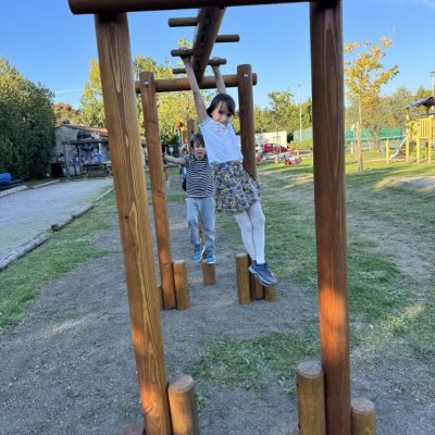 Atelier de suspension en bois type barres de singe – parcours motricité Villedieu – PLAYTIL