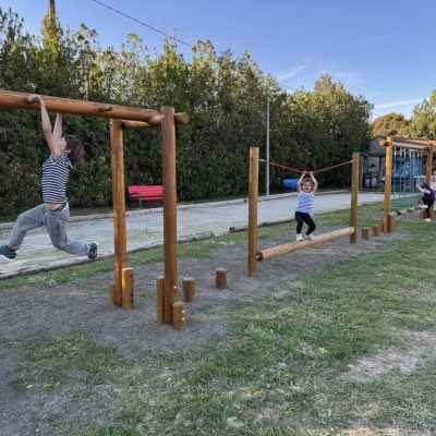 Parcours d’équilibre en bois avec poutre et corde d’appui à Villedieu – PLAYTIL