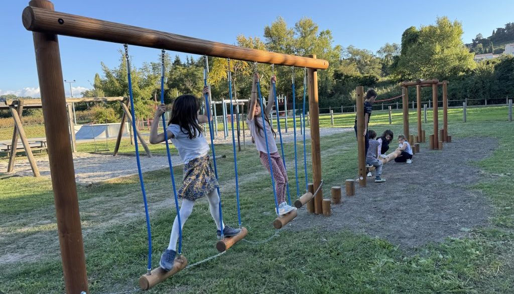 Aire de jeux à Villedieu : parcours d'équilibre bois