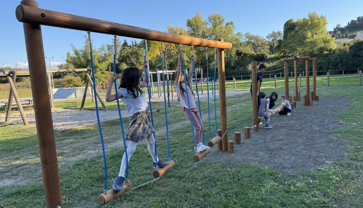 Aire de jeux à Villedieu : parcours d'équilibre bois