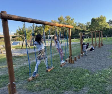 Aire de jeux à Villedieu : parcours d'équilibre bois