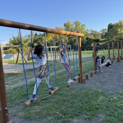 Aire de jeux à Villedieu : parcours d'équilibre bois