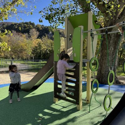 panneau à grimper, structure multi-activités inox, aire de jeux Nyons, sol amortissant, parc municipal Vaucluse