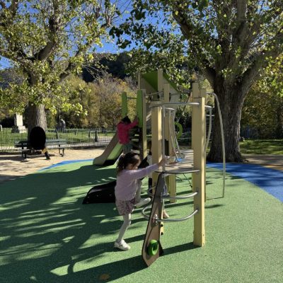 mât pompier inox, échelle accès, aire de jeux Nyons Drôme, revêtement amortissant, équipements ludiques