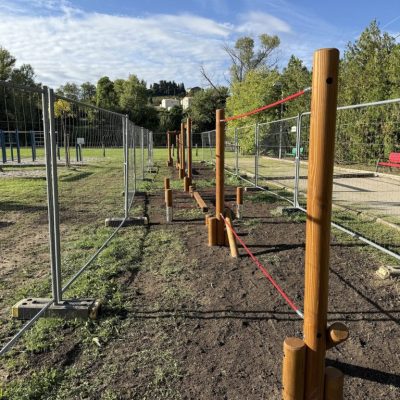 Installation des équipements de jeux espace Daladier Villedieu, Vaucluse