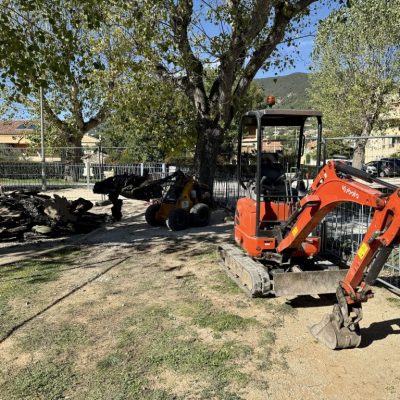 chantier aire de jeux Nyons, dépose revêtement existant, évacuation en décharge, mini-pelle, préparation plateforme Drôme, Vaucluse, Gard, Bouches-du-rhône