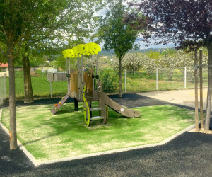 Aubenas - Ardèche (07) Aire de jeux, gazon synthétique