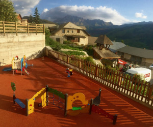 Vars - Hautes-Alpes (05) Aire de jeux, sol amortissant EPDM