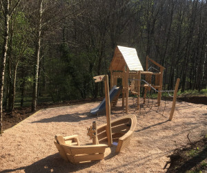 Aubenas, Ardèche (07) Aire de jeux Robinier, Mulch