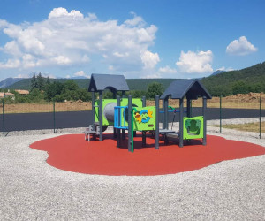 Aspres-sur-Buëch, Hautes-Alpes (05) Aire de jeux, sol amortissant EPDM