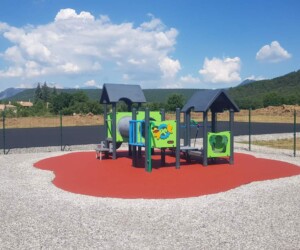 Aspres-sur-Buëch, Hautes-Alpes (05) Aire de jeux, sol amortissant EPDM