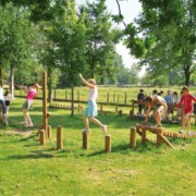 4 - 15 ans Aires de jeux collectivités, parcours aventure