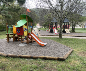 Montbrun-les-Bains, Drôme (26) Aire de jeux Montbrun-les-bains Drôme 26